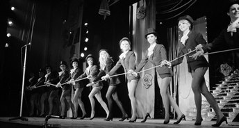 Sylvie Vartan en collants avec ses danseuses pour le final de l'Olympia 1968