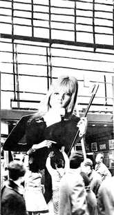 Installation d'un portrait géant de Sylvie Vartan devant l'Olympia en 1968