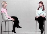 Sylvie Vartan et Françoise Hardy interprètent "Il y a deux filles en moi" lors du show TV "Jolie Poupée" en 1968
