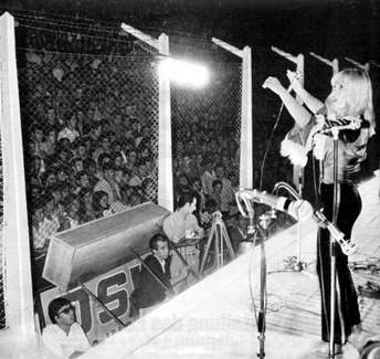 Sylvie Vartan chante dans un stade en Argentine en 1968