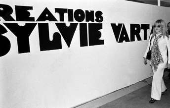Sylvie Vartan en blanc avec un foulard présente les "Créations Sylvie Vartan" en 1969
