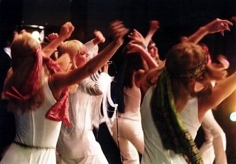 Sylvie Vartan et six danseuses lors de sa tournée d'été en 1969