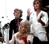 Sylvie Vartan coiffée par Carita avant son entrée en scène, Olympia 1970