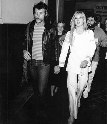 Johnny Hallyday et Sylvie Vartan main dans la main à la sortie de l'Olympia, 1970