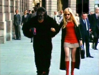 Sylvie Vartan se promène incognito place Vendôme au bras de "son singe", septembre 1970