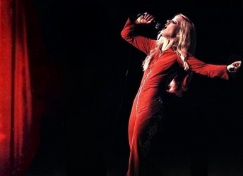 Sylvie Vartan Olympia 70 combinaison rouge Yves Saint Laurent