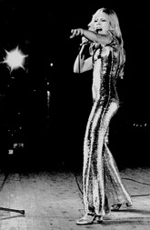 Sylvie Vartan sur scène au Japon en 1971