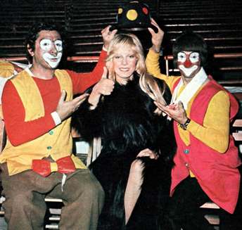 Sylvie Vartan entourée de clowns dans l'émission italienne  "Invito al circo" en 1971