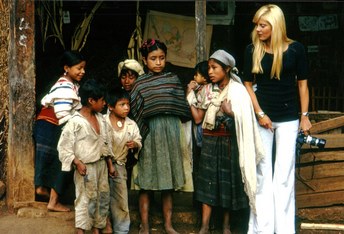 Sylvie Vartan au Mexique avec des enfants en 1971
