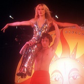 Sylvie Vartan portée par un danseur pour son Olympia 1972