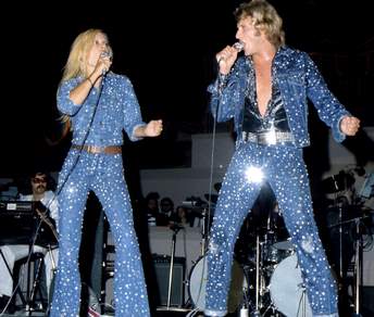 Sylvie Vartan et Johnny Hallyday sur scène en 1973, ensembles jean clouté Yves Saint Laurent