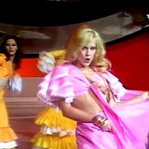 Sylvie Vartan chante en portugais "Veglia Nega" " le 23 juin 1973 dans le "Top à Sylvie et Johnny" de Maritie et Gilbert Carpentier