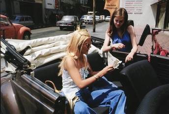 Sylvie Vartan signant un autographe à Marseille, juillet 1973