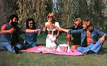 Sylvie Vartan fête ses 30 ans le 15 août 1974 à Montpellier, avec Johnny Hallyday, Carlos, Michel Sardou et Pierre Billon.