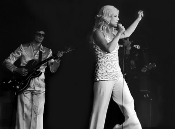 Sylvie Vartan sur scène, gala privé du 28 septembre 1974 à l'Olympia