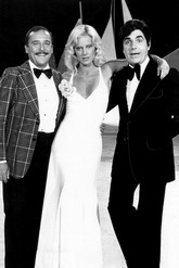 Sylvie Vartan entre Roger Pierre et Jean-Marc Thibault,  photographiés le 8 juin 1974 lors de l'émission "Top à l'Eurovision"