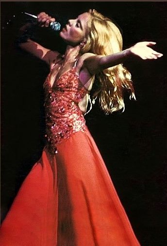 Sylvie Vartan sur scène en 1976 robe rouge "Je sens mon cœur qui bat"
