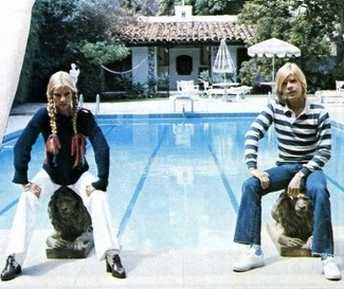 Sylvie Vartan devant la piscine de sa maison de Los Angeles prend la pose avec Guy Bonnardot,1976