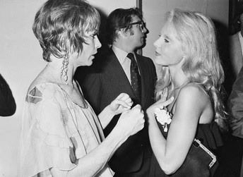Sylvie Vartan et Shirley Maclaine lors du concert de cette dernière au Palais des Congrès de Paris le  30 avril 1976