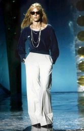 Sylvie Vartan répétant sur un plateau TV pour l'émission "Médaille d'or", 24 juillet 1976