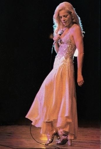 Sylvie Vartan sur scène, robe blanche "Toute ma vie", 1976