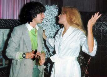 Mick Jagger félicite Sylvie Vartan au Palais des Congrès de Paris en 1977