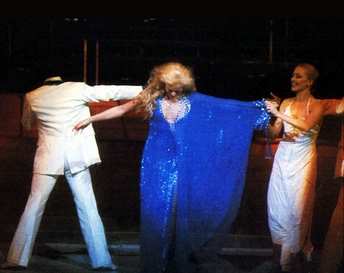 Sylvie Vartan, Palais des Congrès 1977, entrée en scène robe et cape bleues Bob Mackie
