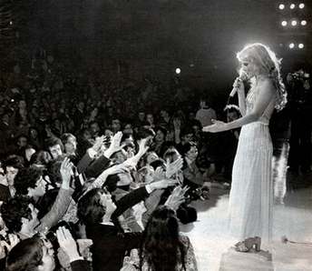 Sylvie Vartan ovationnée par ses fans, Palais des Congrès, octobre 1977