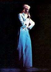 Sylvie Vartan Palais des Congrès 1977 Smoking blanc Bob Mackie