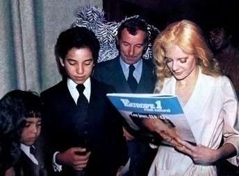 Sylvie Vartan et  Mohammed héritier de la couronne du Maroc en 1978 dans la loge de la chanteuse au Palais des Congrès.