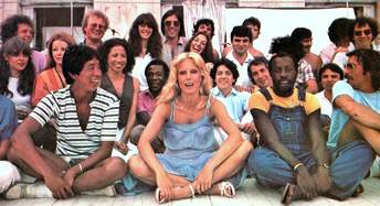 Sylvie Vartan pose avec la troupe de sa  tournée d'été 1978
