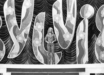 Sylvie Vartan sur le plateau TV de "Punto e Basta" ,  RAI, 1975