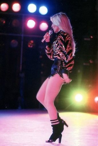 Sylvie Vartan, tournée d'été 1979, short et blouson pailleté Bob Mackie, 1979