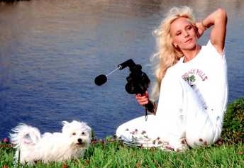 Sylvie Vartan filmant son chien Sniff, Marseille, juillet 1979