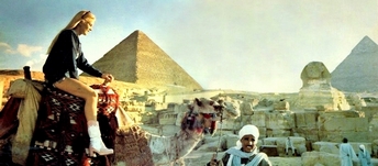 Sylvie Vartan à dos de chameau, Egypte 1979