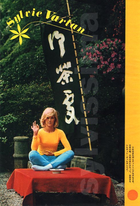 Sylvie Vartan dans un jardin japonais  en mai 1965