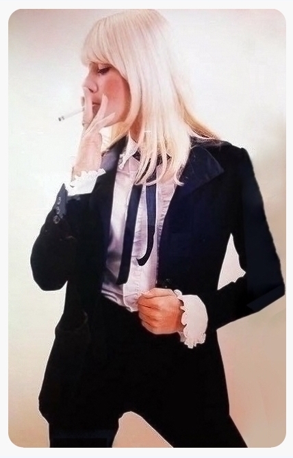 Sylvie Vartan  photographiée en 1967 en smoking Yves Saint Laurent Photos : © 1967 Daiho Yoshida