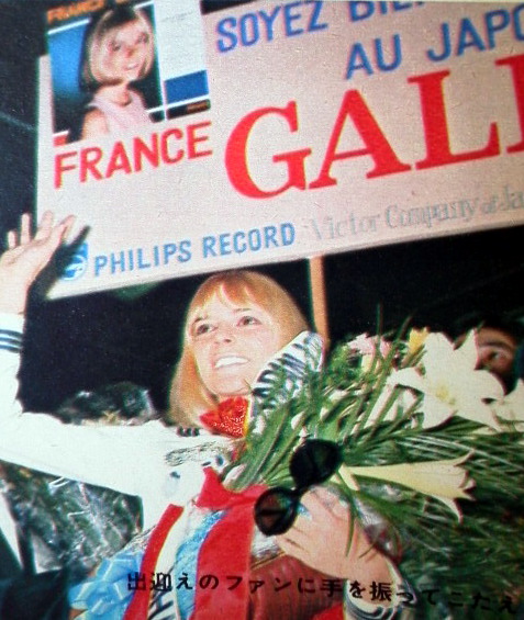 France Gall au Japon 1966 arrivée à l'aéroport d'Haneda