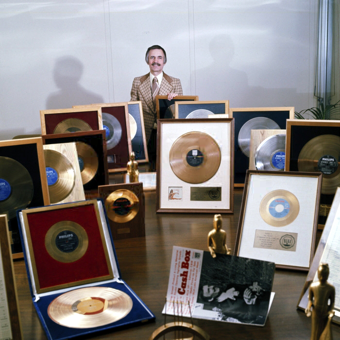 le compositeur et arrangeur français Paul Mauriat devant ses disques d'or