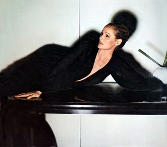 Ursula Andress photographiée par Guy Bourdin pour Vogue paris