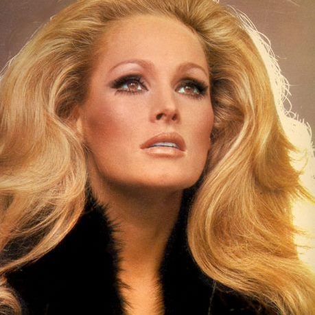 Ursula Andress photographiée par Just Jaeckin pour le magazine "Elle"