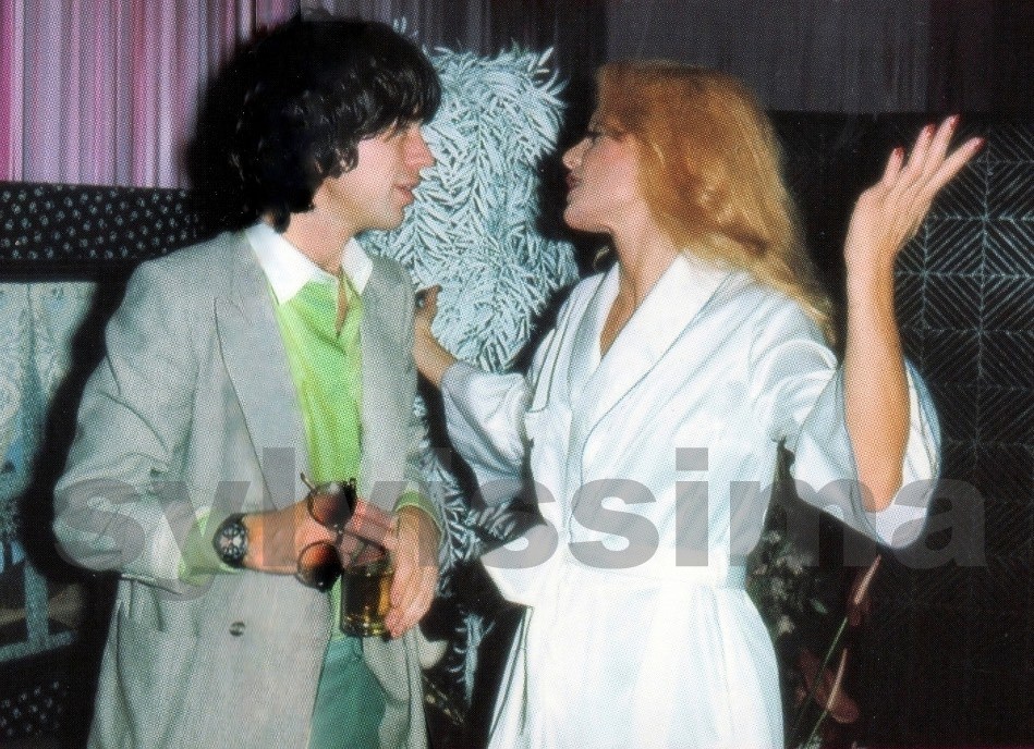 Mick Jagger félicite Sylvie Vartan au Palais des Congrès de Paris en 1977
