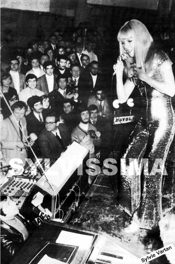 Sylvie Vartan chante pour son public au Piper Club de Rome le 12 février 1969