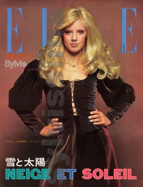 Sylvie Vartan dans ELLE Japon 1972 photographié par Helmut Newton en prêt-à-poter Saint Laurent rive gauche