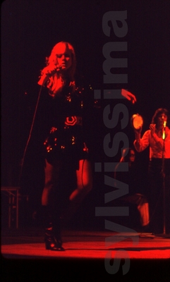 Sylvie Vartan sur scène au Japon lors de sa  tournée en 1972
