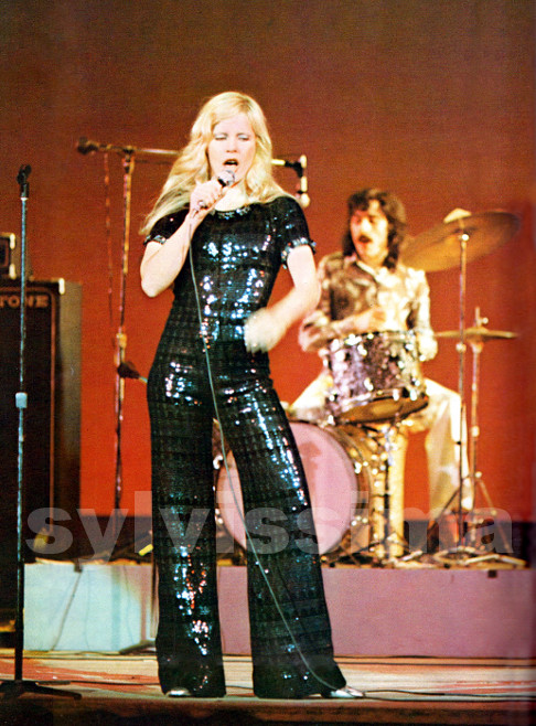 Sylvie Vartan sur scène au Japon 1972