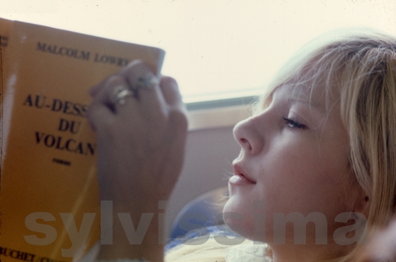 Sylvie Vartan au Japon en 1972 en pleine lecture de "Au dessus du volcan"