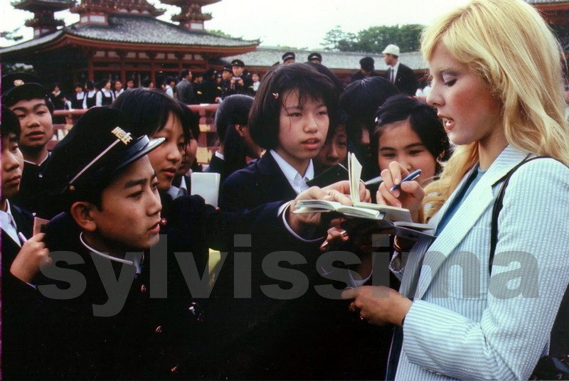 Sylvie Vartan au Japon en 1972 séance de dédicaces