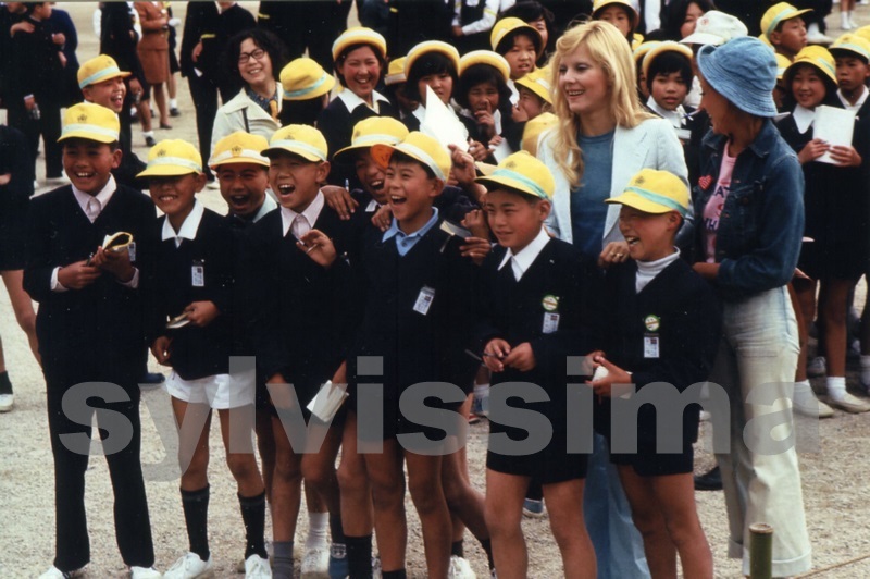 Sylvie Vartan au Japon en 1972 au milieu d'une foule d'écoliers