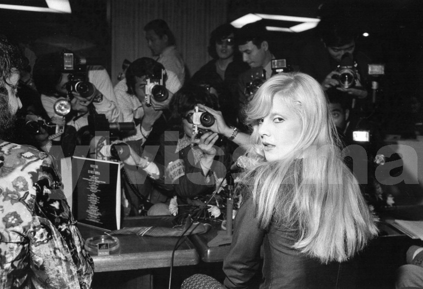 Arrivée de Sylvie Vartan à Tokyo-Haneda, conférence de presse, mai 1971
